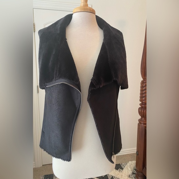 cupcakes & cashmere Jackets & Blazers - Cupcakes and Cashmere Faux fur and suede vest